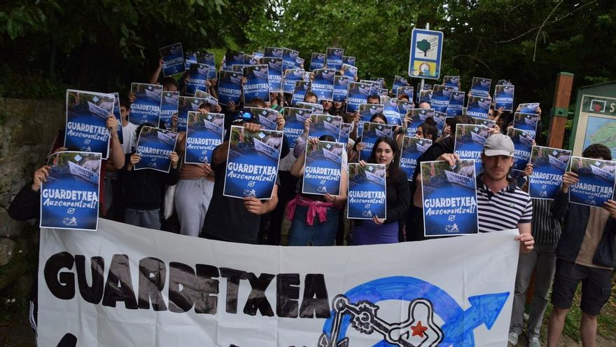 Un detenido, cinco imputados y cuatro policías heridos en el desalojo de una protesta en el pleno de Donostia