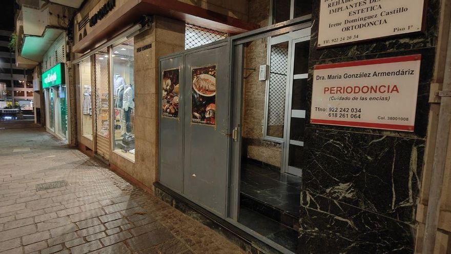Un portal con escaleras en la calle Suárez Guerra coloca una puerta de seguridad de cara a los Carnavales