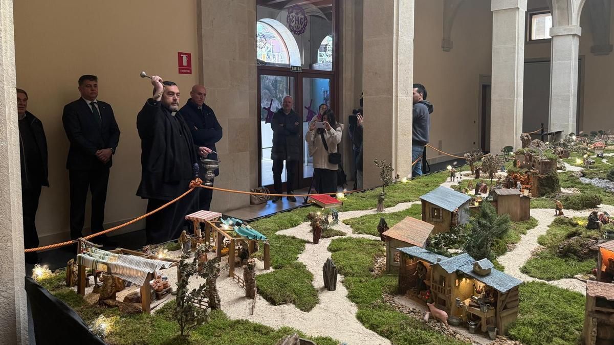 La Cofradía del Dulce Nombre 'bendice' el belén tradicional en pleno Barrio Húmedo de León