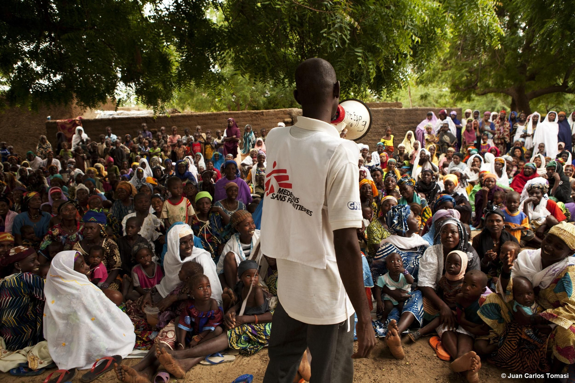 Los ‘relais communautaires’, o agentes comunitarios, son personas del pueblo que, de forma voluntaria, dedican unas horas a la semana a trabajar para la comunidad. “Entre sus funciones, está el pasar mensajes de salud”, explica el Dr. Tharcisse. “Durante el pico de malaria, sobre todo es importante que expliquen en su comunidad la importancia de que el niño acabe el tratamiento en el hospital.”