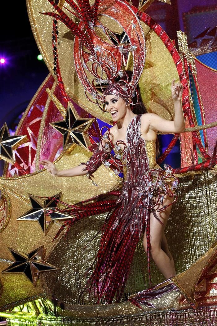 La candidata Virgina de León, con la fantasía "¡Pasión!"EFE/Elvira Urquijo A.