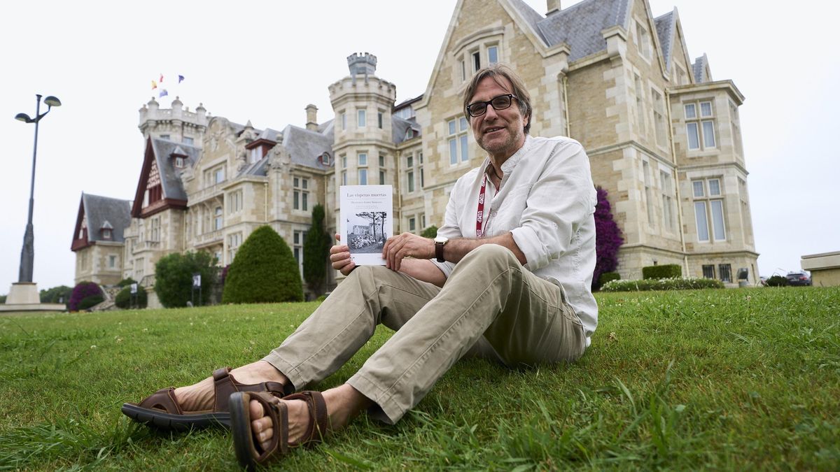 El escritor Francisco López Serrano posa con su novela 'Las vísperas muertas' frente al Palacio de la Magdalena de Santander.