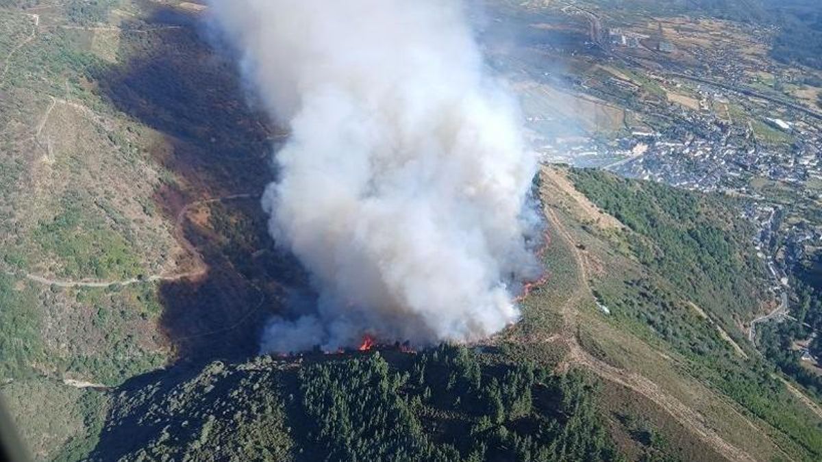 Incendio forestal en Villafranca del Bierzo, en el momento en el que se encontraba activo.