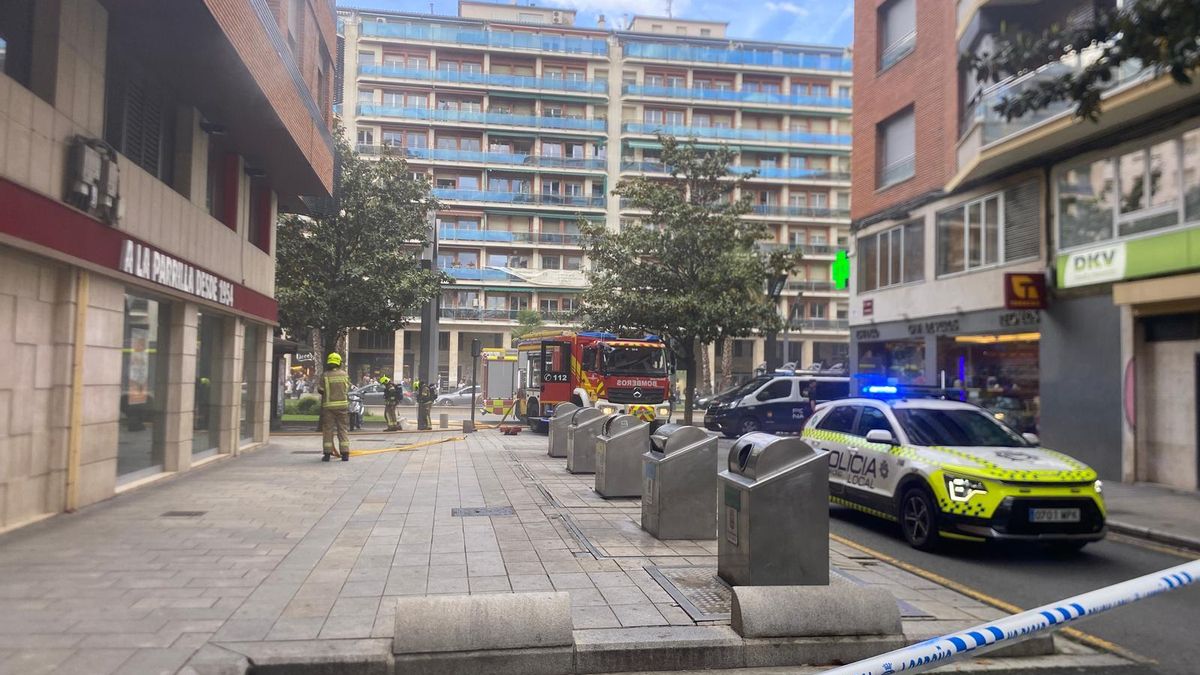 Calle cortada por el incendio en el Burguer King de Logroño