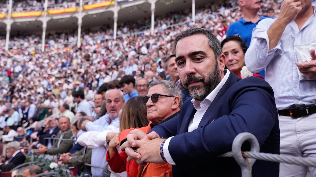 El comisionista Víctor de Aldama (c), durante la Corrida de la Hispanidad, con Aarón Palacio y Héctor Gutiérrez, este lunes en la plaza de toros de Las Ventas