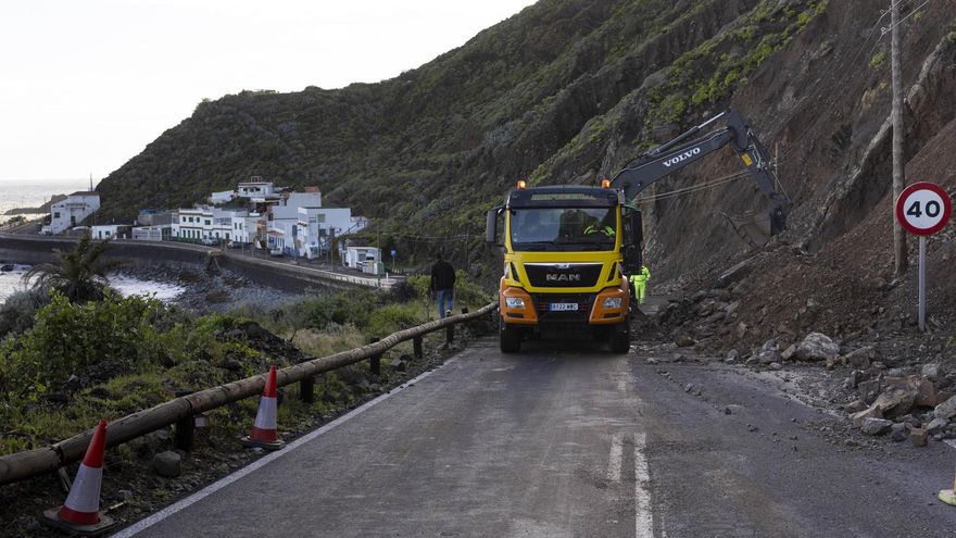 En la imagen, operarios realizan tareas de limpieza en la zona de Taganana, (Santa Cruz de Tenerife) donde, debido a las lluvias se han producido numerosos desprendimientos de rocas y tierra que han afectado a varios puntos de la vía, los mas importantes a la altura de la playa del Roque.