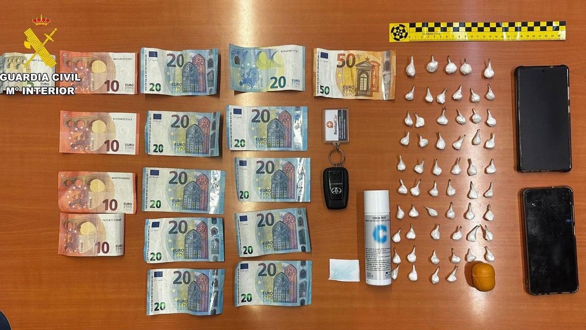 Dinero, droga y otros utensilios incautados por Guardia Civil en dos intervenciones en Vecindario (Gran Canaria)
- GUARDIA CIVIL