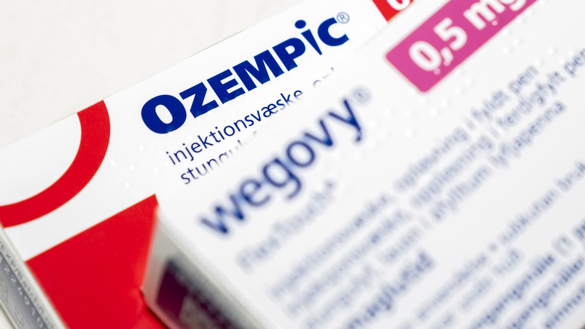 Fotografía de archivo de paquetes de medicamentos recetados Ozempic y Wegovy de Novo Nordisk, que se encuentran sobre una mesa en Copenhague, Dinamarca, el 23 de marzo de 2023. EFE/EPA/Ida Marie Odgaard