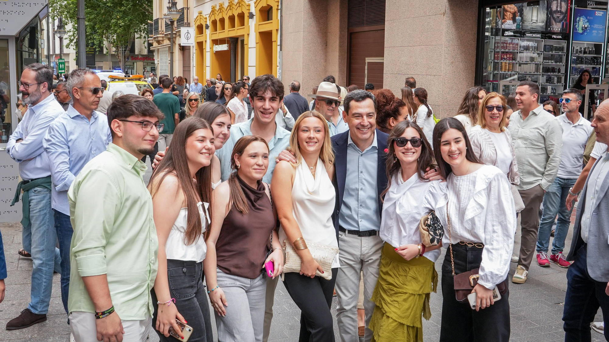 Juanma Moreno visita las Cruces de Mayo