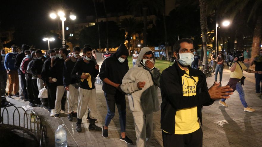 Migrantes en el momento en el que iban a ser trasladados en guaguas. ALEJENADRO RAMOS