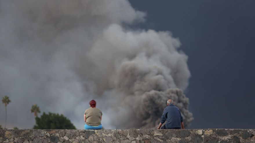 La lava ya se acerca al barrio de La Laguna. En la tarde de este miércoles ha entrado en contacto con un depósito de agua y ha provocado una humareda enorme en Callejón de Cabreras