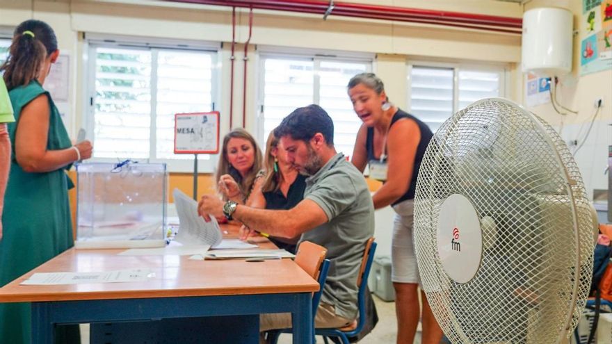 Mesa electoral donde los ciudadanos ha ido a ejercer su derecho a voto durante las elecciones generales.
