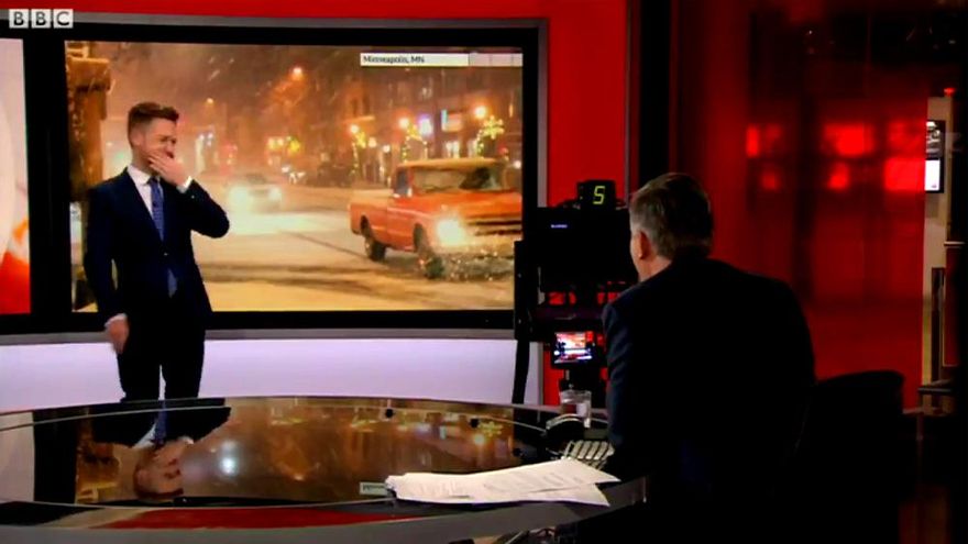 Siri salta por sorpresa en directo para corregir al hombre del tiempo de la BBC: "No hay nieve en el pronóstico"