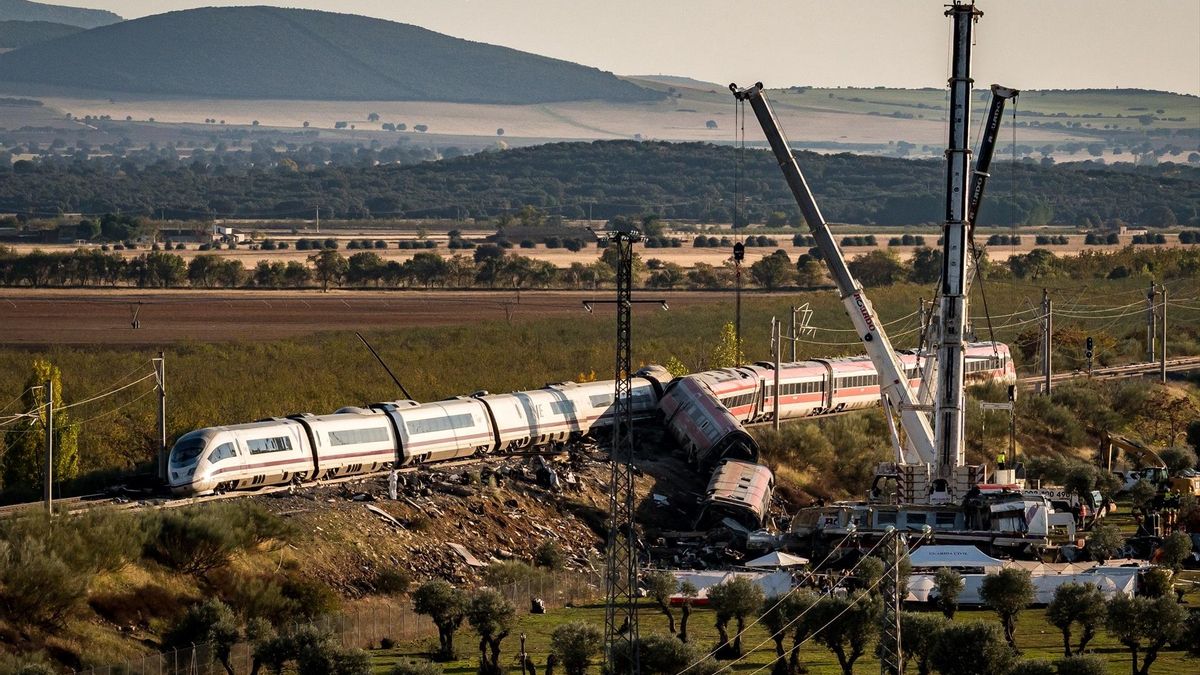 Vagones descarrilados en la zona de la colisión entre los dos trenes