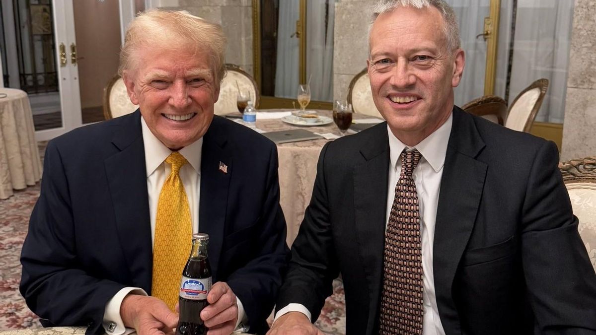 Trump recibiendo la primera botella de Coca Cola Light conmemorativa de la investidura presidencial de manos del presidente y director ejecutivo de Coca Cola Company, James Quincey, el 14 de enero de 2025.