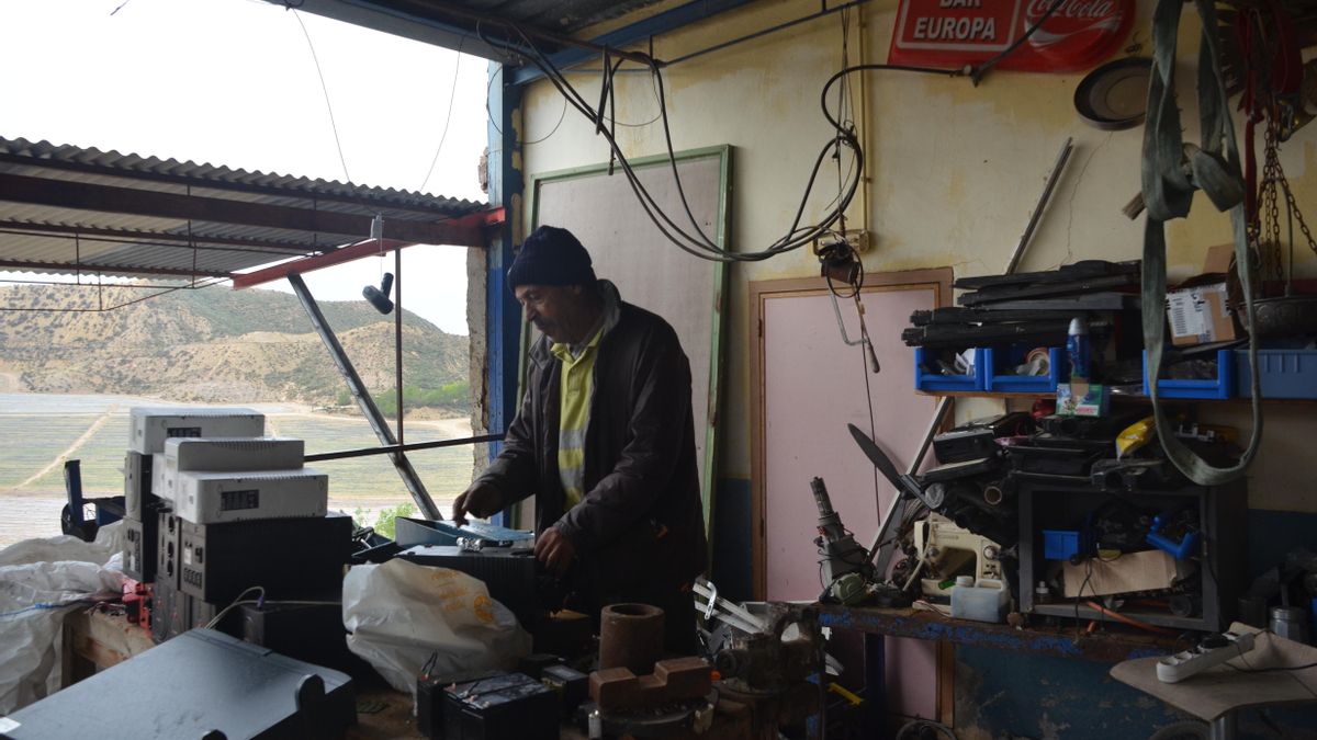 Uno de los trabajadores de Traperos de Emaús revisando un aparato eléctrico