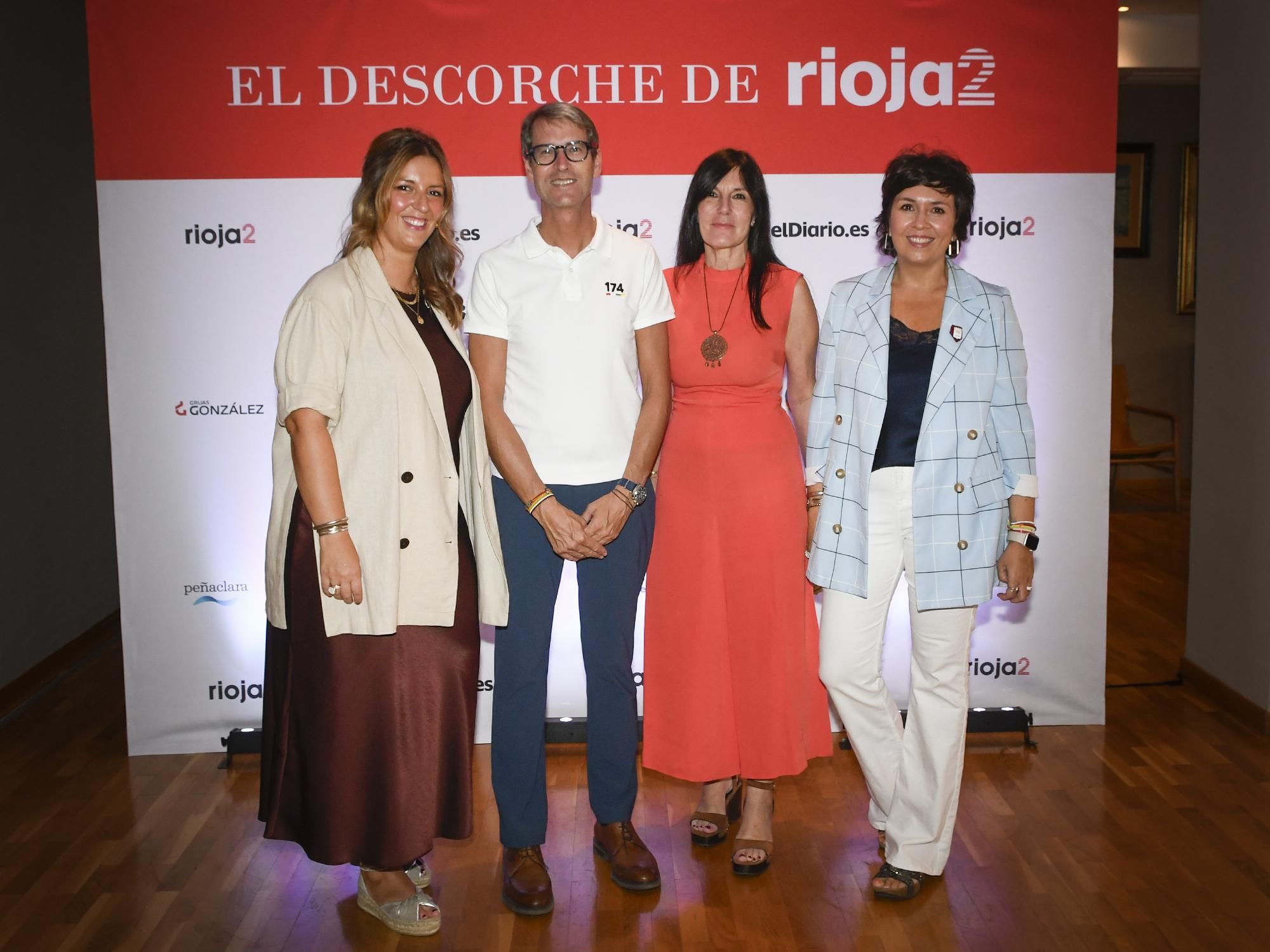 El presidente de La Rioja, Gonzalo Capellán, la directora financiera de elDiario.es, Mar Eiroa y las responsables de Rioja2, Olivia García y Laura Olave