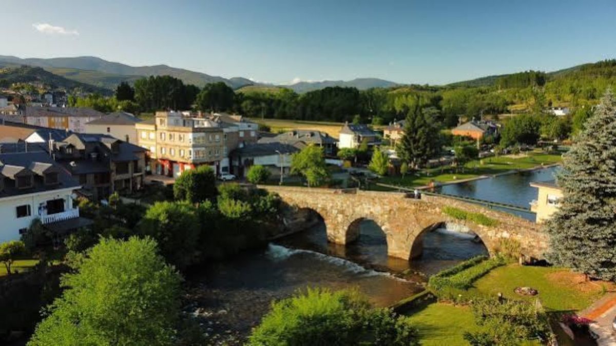 Situado en una sierra Reserva de la Biosfera, en este pueblo puedes visitar un monasterio medieval y darte un baño en una gran playa fluvial