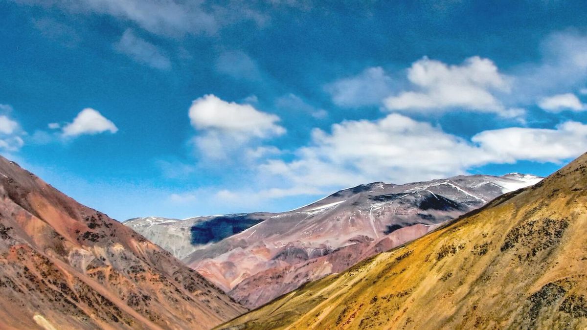 Montañas andinas cerca del glaciar Aguas Negras, en la provincia de San Juan, la zona con los mayores yacimientos de cobre en Argentina. Foto: Flickr/Mariano Mantel