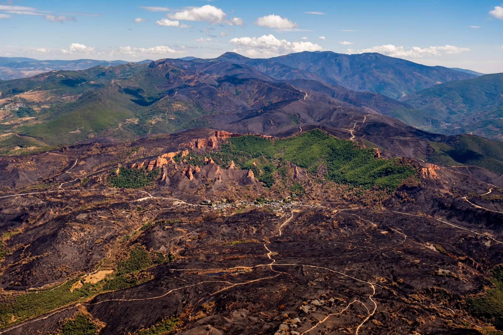 La desolación de Las Médulas tras los incendios, a vista de pájaro de Greenpeace