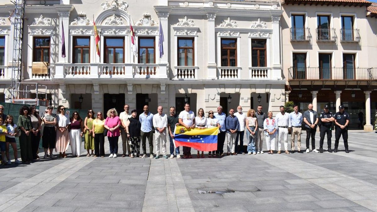 Minuto de silencio celebrado este lunes frente al Ayuntamiento de Guadalajara