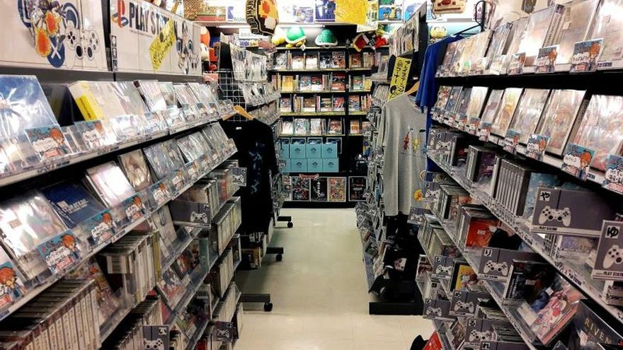 Vista de la sección de videojuegos de la PlayStation 1 en la tienda de segunda mano Super Potato del distrito de Akihabara, en Tokio (Japón). La primera consola de Sony cumple 25 años desde su lanzamiento en Japón, donde lejos de haber caído en el olvido sigue muy presente en su potente mercado de segunda mano, en el que sus juegos son desde gangas a verdaderos productos de lujo.