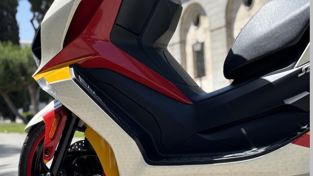 Moto de Kymco con los colores de España