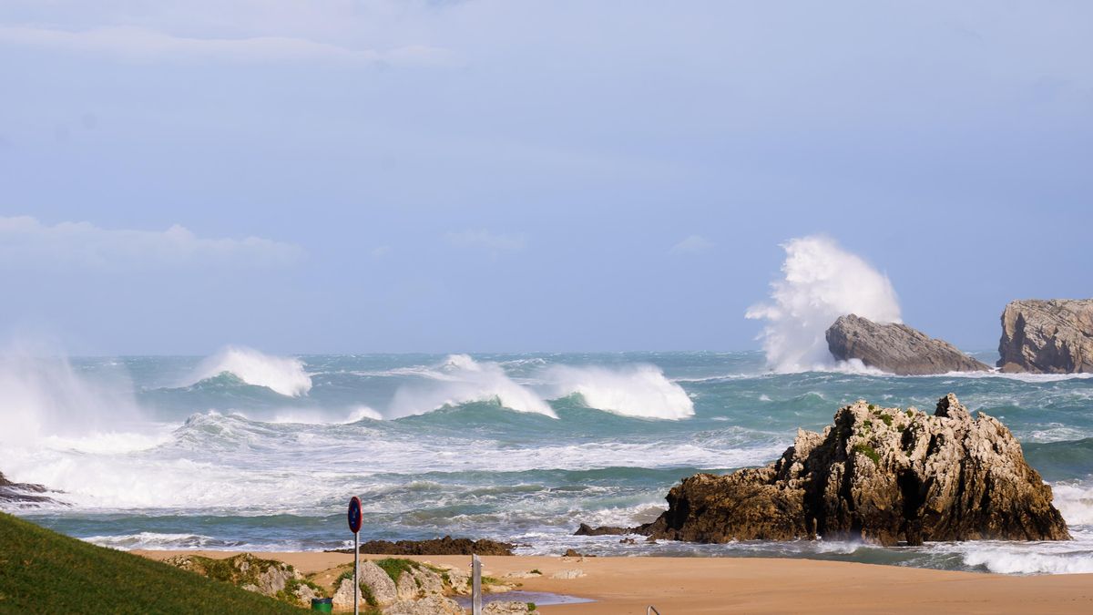 Olas rompiendo en Santander