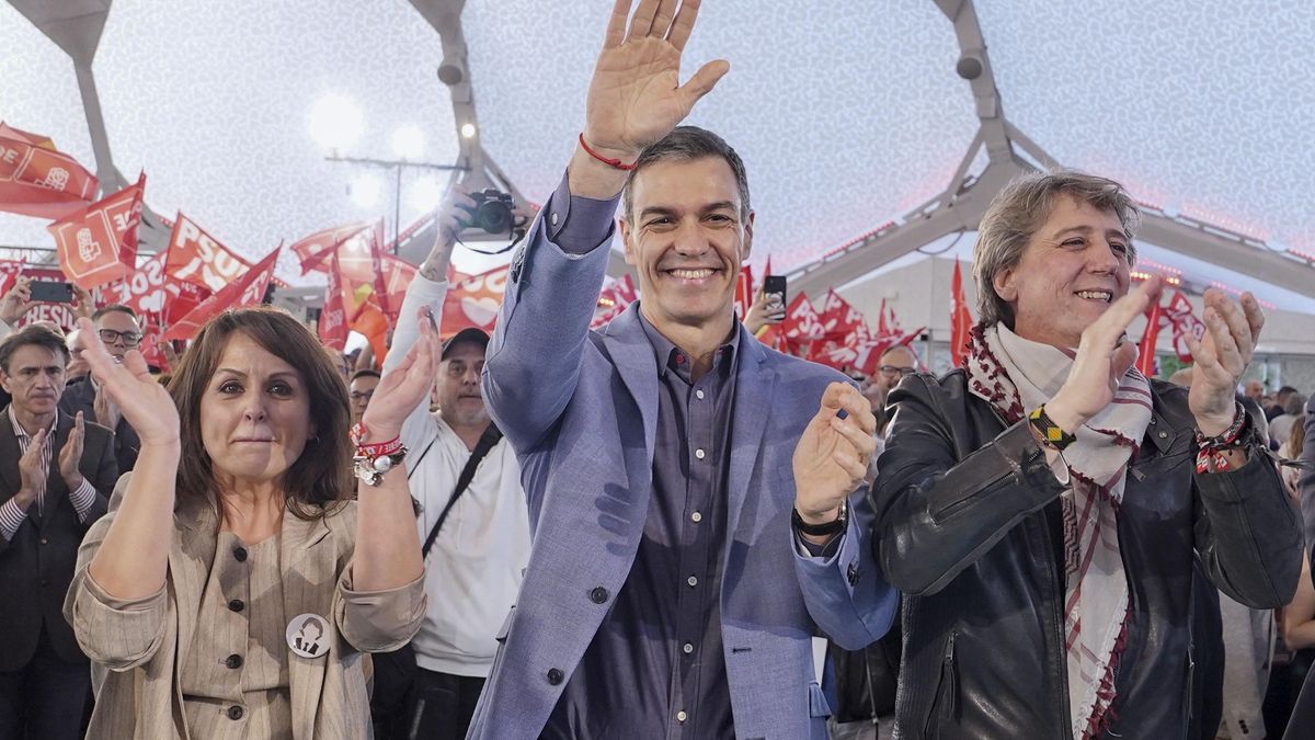 El presidente del Gobierno, Pedro Sánchez, junto al candidato socialista a la presidencia de la Junta, Carlos Martinez (d), asisten al mitin del cierre de campaña de la elecciones al parlamento de Castilla y León del próximo domingo.