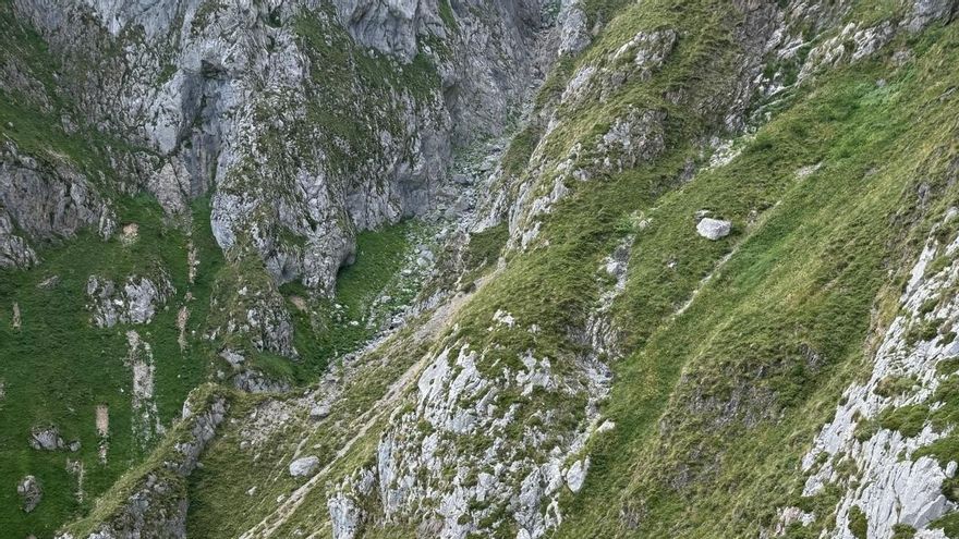 El helicóptero rescata a un senderista por un golpe de calor en Picos de Europa