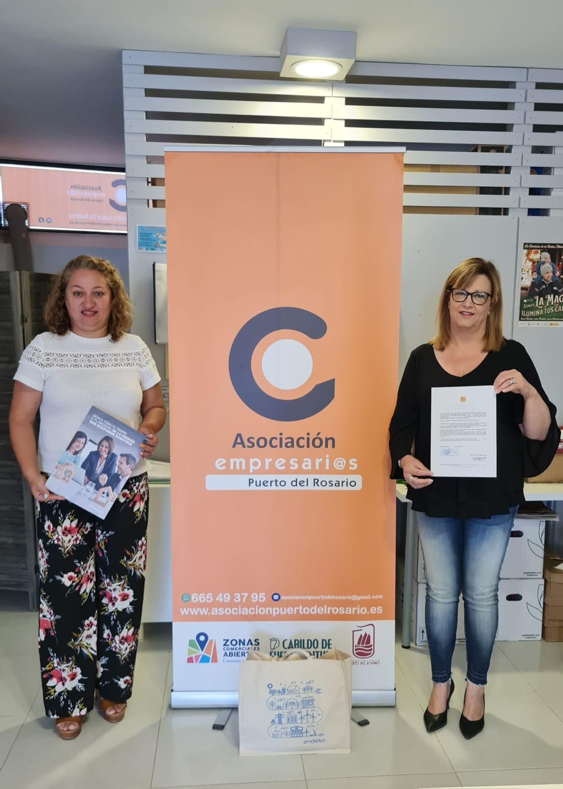 La presidenta de la Asociación de Empresarios de Puerto del Rosario, Daniela Plotegher, y la asesora del Punto de Servicio de Endesa en la capital, Amaya Ramos, durante la formalización del acuerdo.
