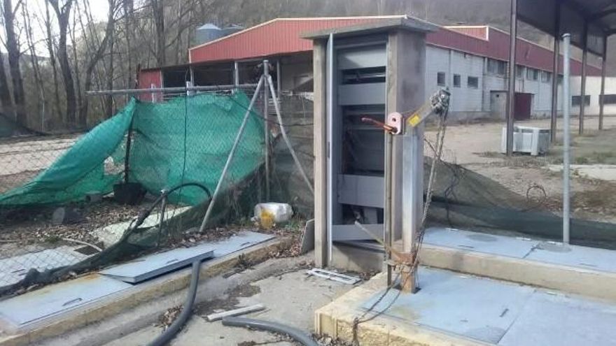 Instalaciones de pretratamiento de aguas para la depuradora del matadero de Pola de Gordón expoliadas.