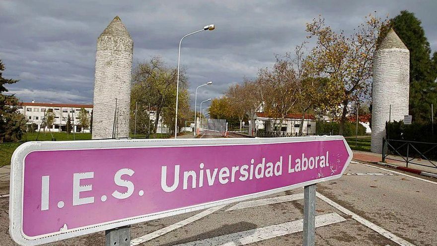 La comunidad educativa del IES Universidad Laboral de Cáceres convoca una protesta por el deterioro del centro