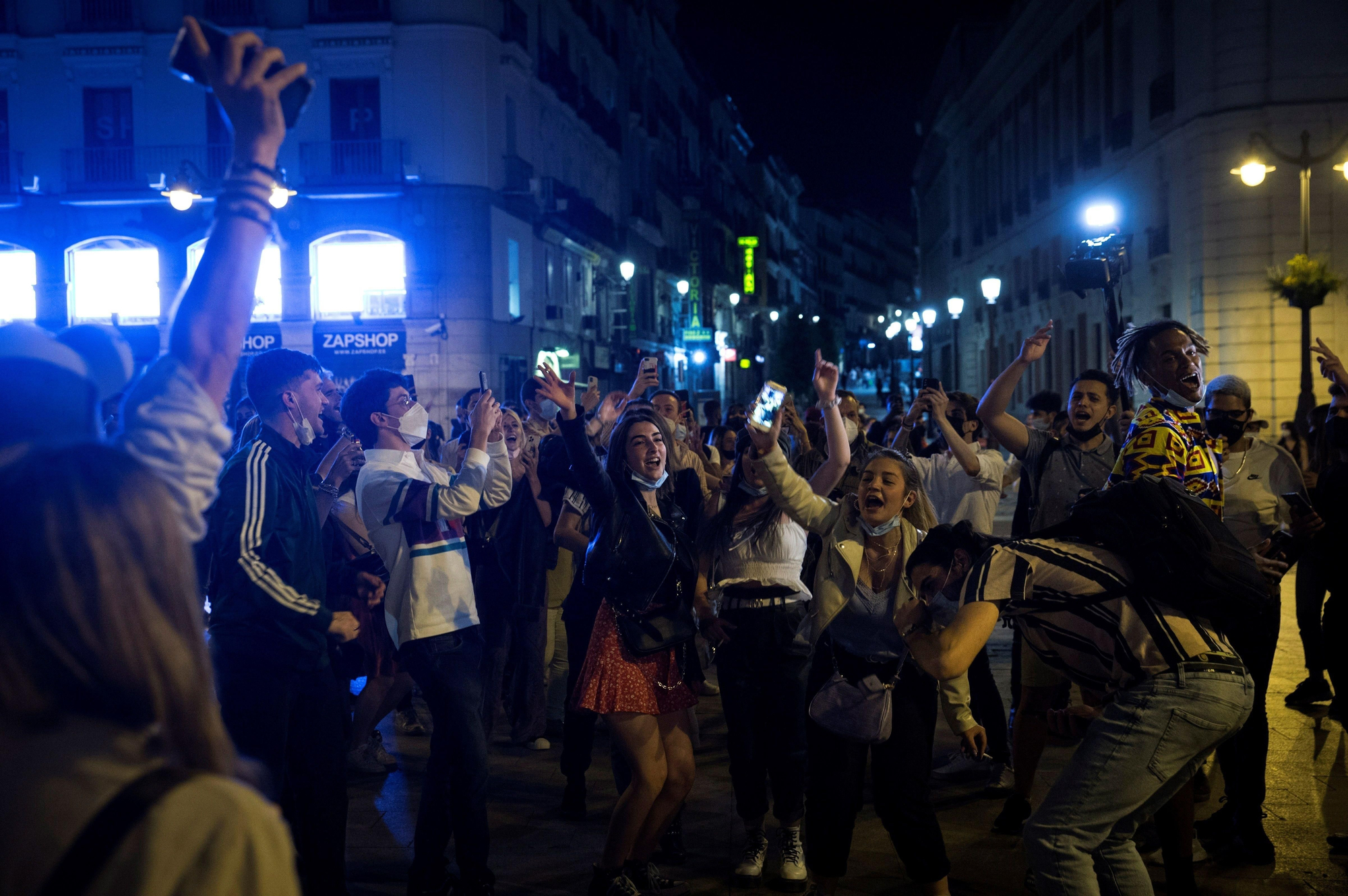 Escenas de fiesta con pocas mascarillas y ninguna distancia en la Puerta del Sol de Madrid en la noche del sábado.