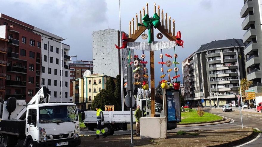 El gran ramo leonés 'plantado' en la Plaza de Santa Ana, en la entrada sur de León.