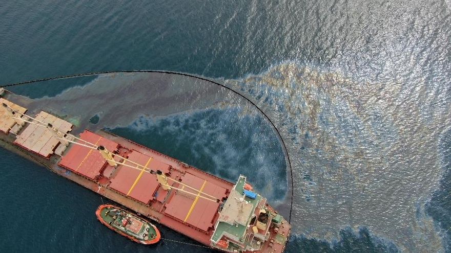 Una fuga de fueloil del buque varado en Gibraltar logra rebasar la barrera anticontaminación