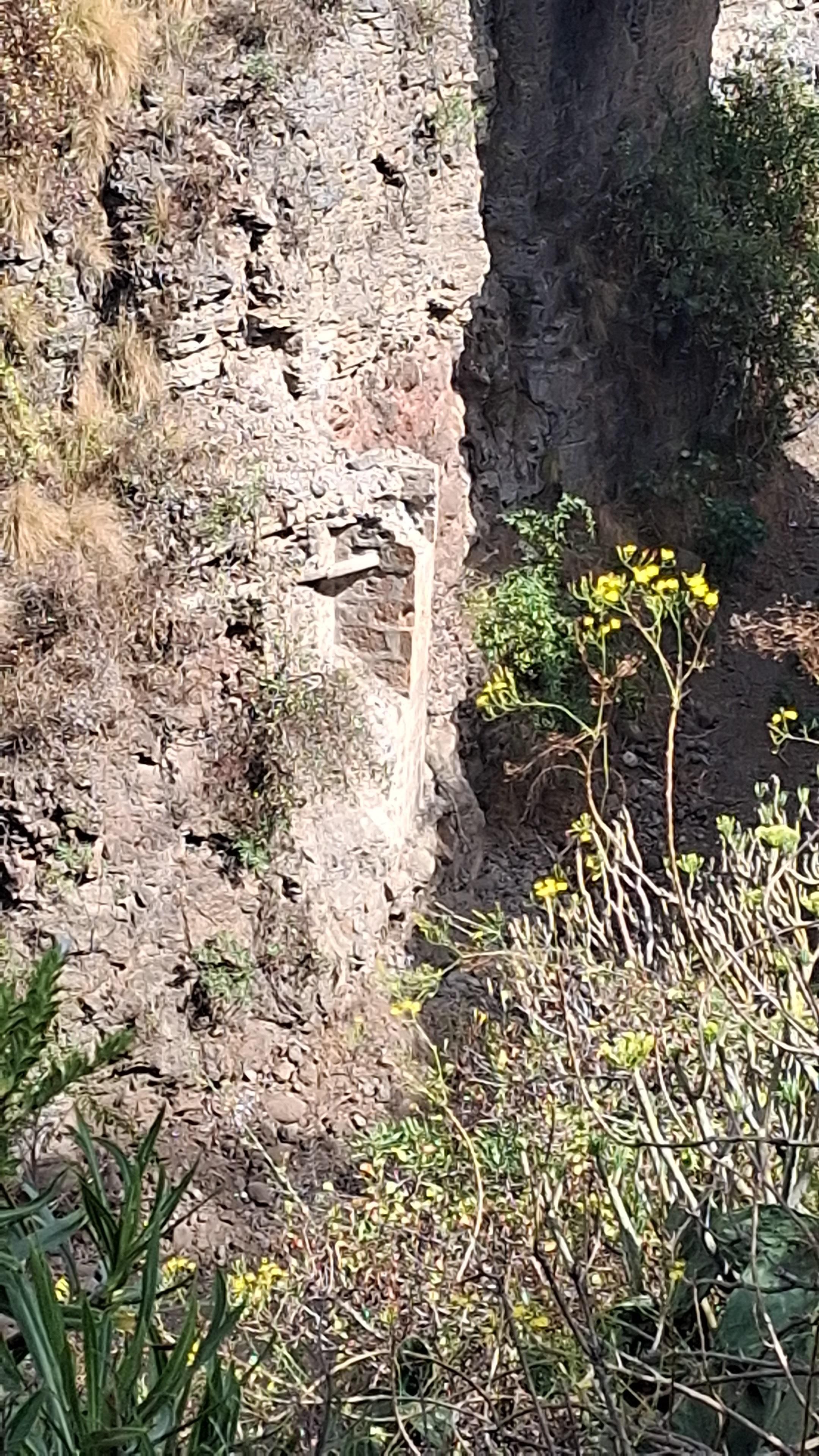 Solo los estribos (en la imagen, el izquierdo) permanecen en el cauce del barranco Guiniguada tras la demolición de la estructura.
