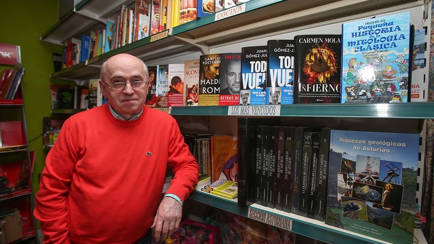 Allande se rebela contra el aislamiento y busca evitar el cierre de la única librería que resiste en el municipio
