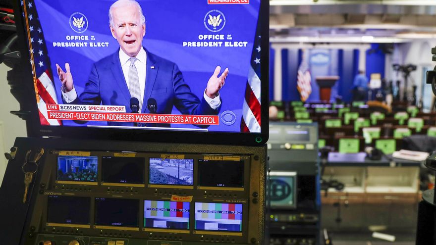 Un mensaje televisado del presidente electo de Estados Unidos, Joe Biden, advierte de que la democracia del país "está bajo un ataque sin precedentes" que "roza la sedición, y debe acabar ahora", luego de que cientos de seguidores del presidente Trump invadieran a la fuerza el Capitolio. EFE/Shawn Thew