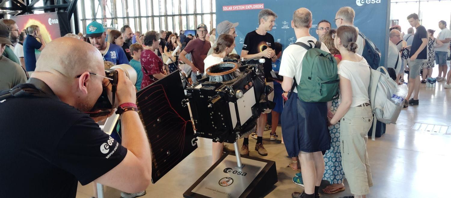 Mucha gente se interesó por la tecnología de la Agencia Espacial Europea.