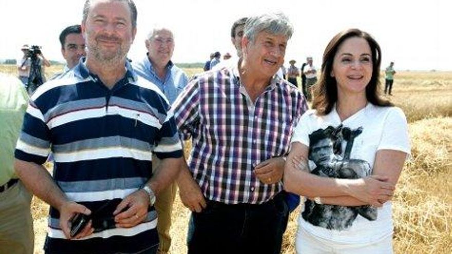 Clemente con el secretario de UPA y el presidente de Asaja. Carlos S. Campillo / Ical