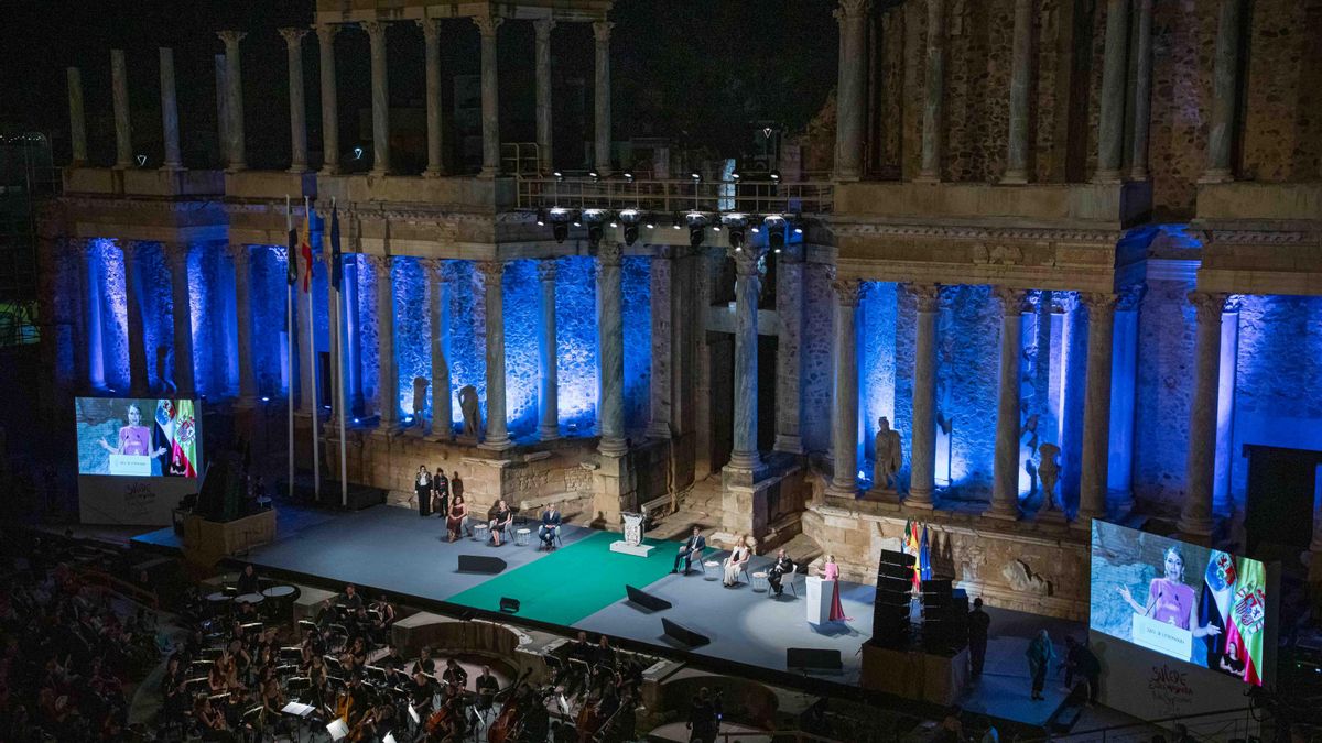 Un momento de la entrega de las Medallas de Extremadura en el Teatro Romano de Mérida