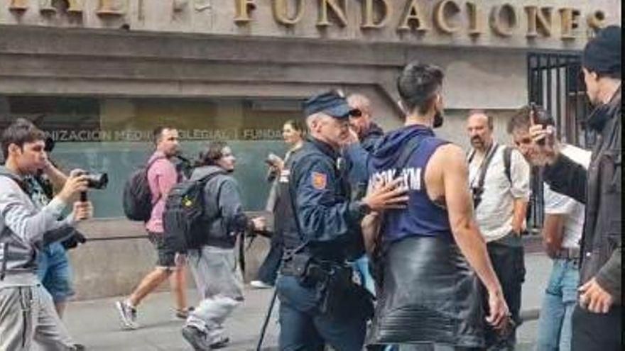 El youtuber Rescue You, expulsado de una manifestación junto al Congreso