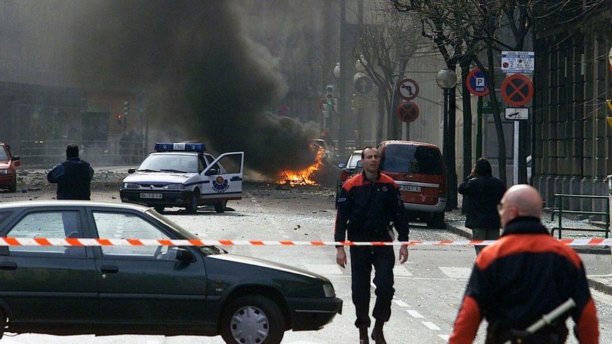 Coche bomba de ETA en una zona comercial de Bilbao, enero 2002