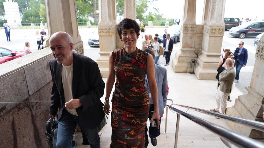 El secretario general de CCOO, Unai Sordo, con la ministra Elma Saiz en la Universidad Internacional Menéndez Pelayo (UIMP)