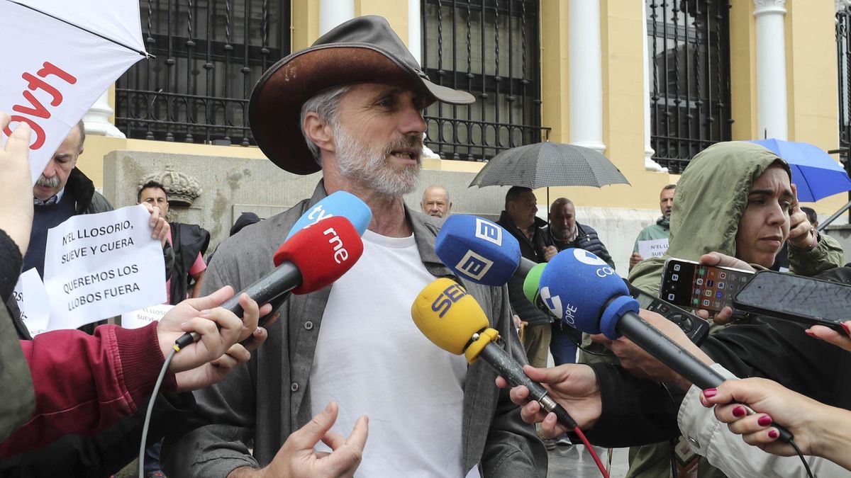 El portavoz de Asturias Ganadera, Xuan Valladares, ante la sede de la Presidencia del Gobierno asturiano. 