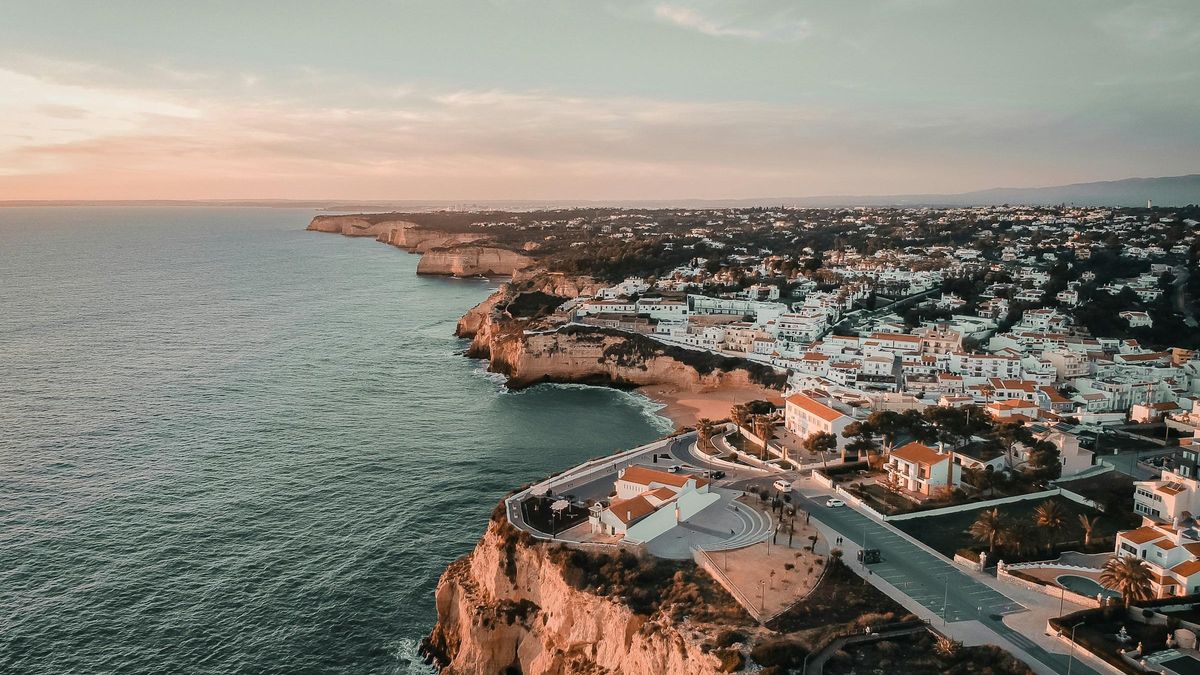 Uno de los alicientes de esta localidad es presenciar el atardecer de tonos dorados de la costa
