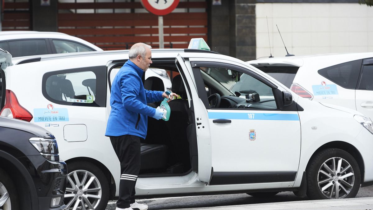 Un hombre cogiendo un taxi en Santander.