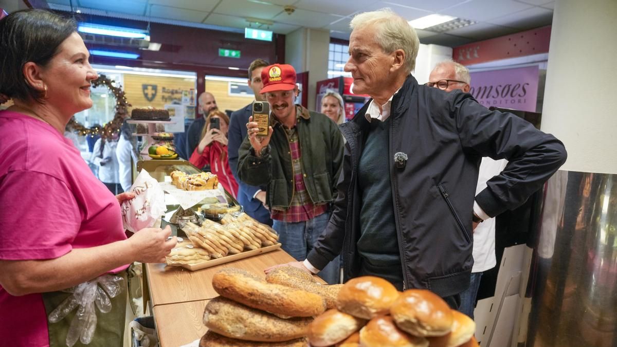 El primer ministro noruego y candidato a la reeleción, Jonas Gahr Støre, hace campaña en un mercado en Stavanger.
