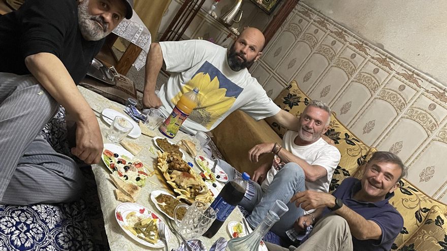 Celebramos el 'iftar' en las casas de los nuevos amigos que nos dio el camino